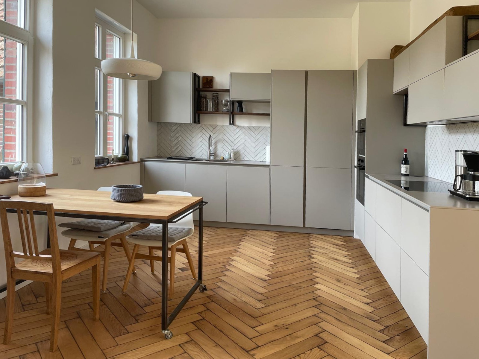 Fischgrät Eiche Old Tullan mit gebrannten Kanten im umgebauten Bauernhof Antikparkett, Vintage Parkett, Yakisugi