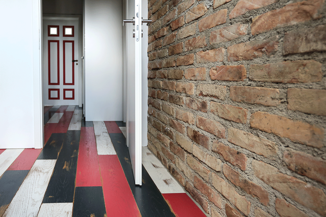 Vintage-Dielen Loft Rot Farbige Vintage Dielen aus Eiche