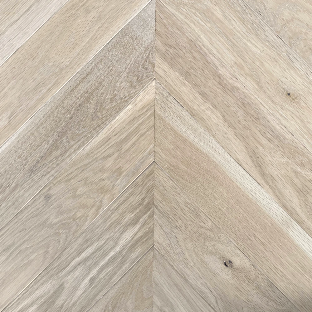 Eiche Antik Wild Horse Creamy Helles Massivholzparkett als Französisches Fischgrät (Chevron)