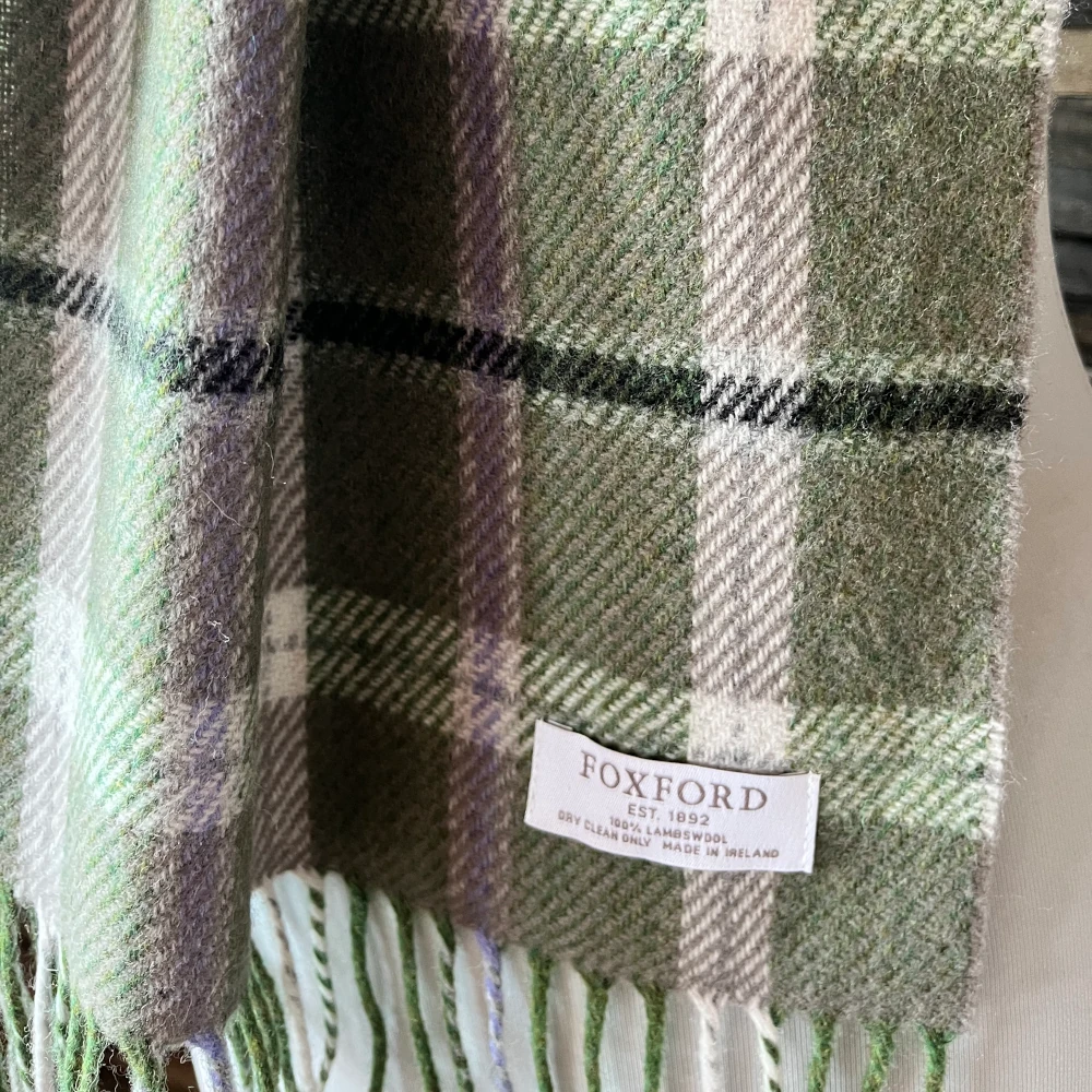 Foxford Wollschal - Green & Violet Check Grün karierter Schal, weiche Lambswool, made in Ireland