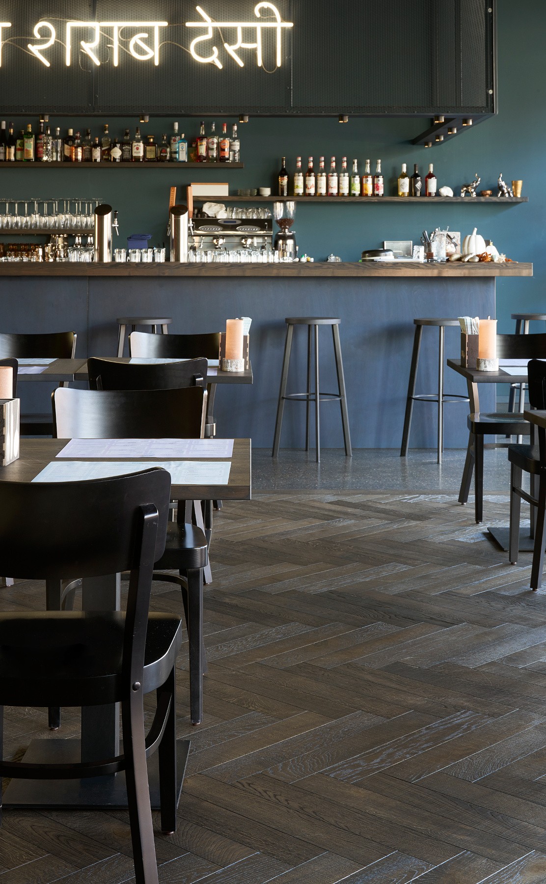 Eiche sägerau Ebony-upbeat im Restaurant Svaadish Fischgrätparkett Ebony Bar