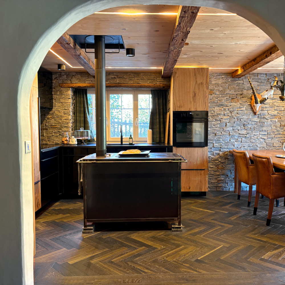 Fischgrät Massivholz Eiche Chocolate (geräuchert) - Sägerau Chalet Schweiz, dunkles Parkett