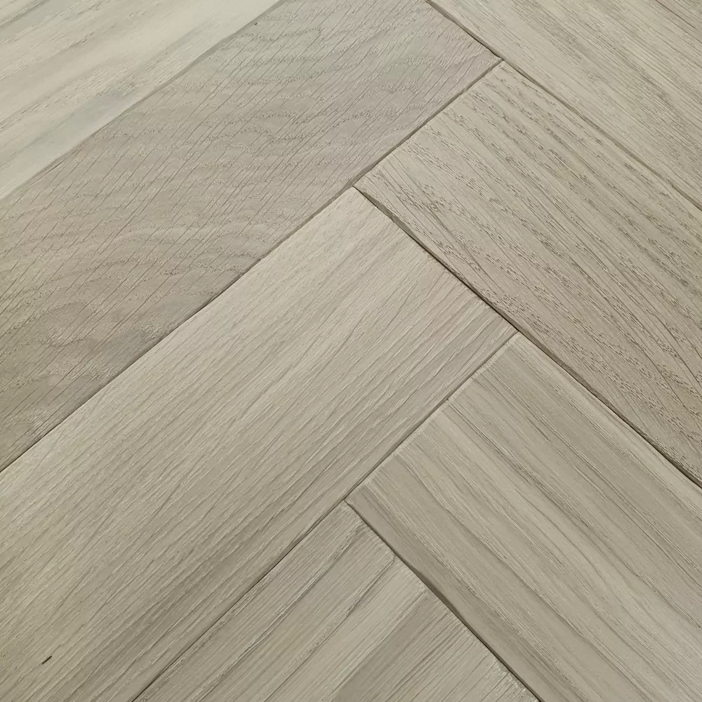 Fischgrät-Parkett mit Antikkante, natürlicher Eichenton