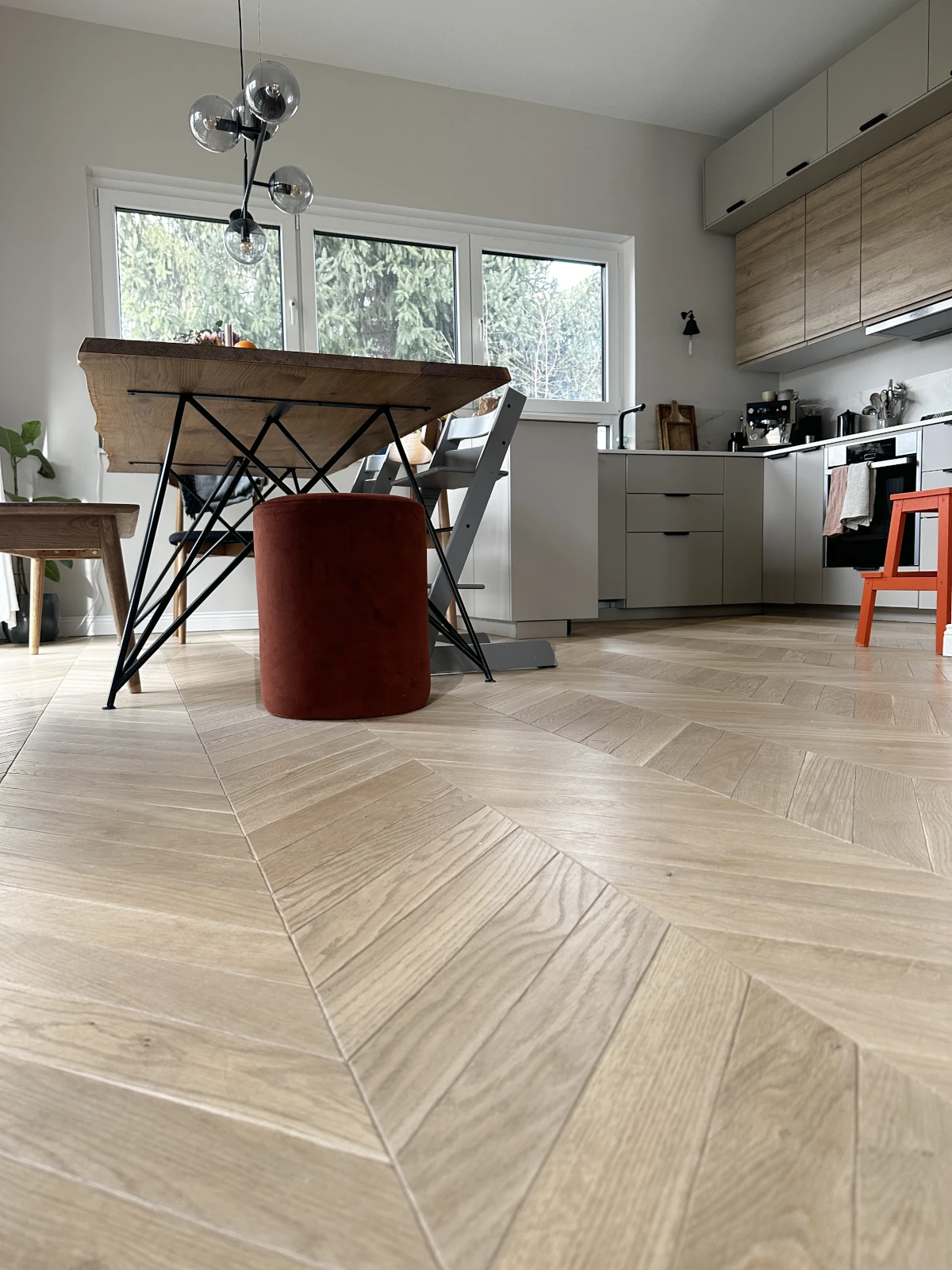 Französisches Fischgrät-Parkett Eiche Antik Creamy Horse Chevron Antikparkett