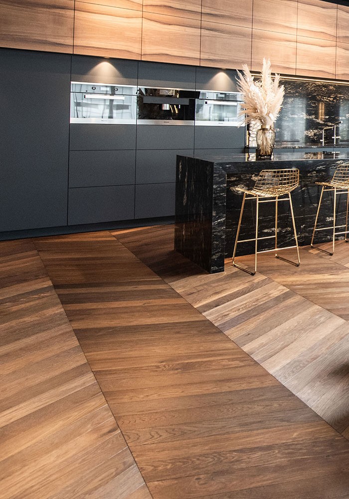 Französisches Fischgrät Eiche Colombian im Loft Chevron Räuchereiche Sanierung