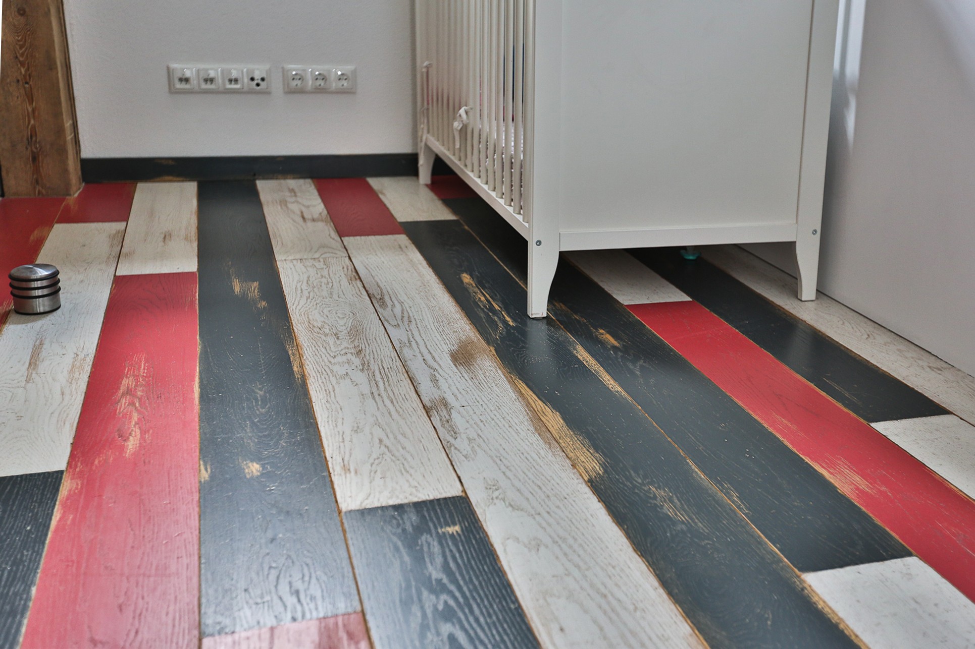 Vintage-Dielen Loft Rot Farbige Vintage Dielen aus Eiche