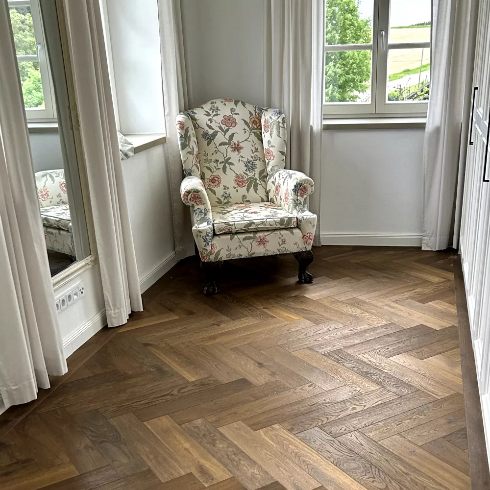 Dunkles Fischgrätparkett