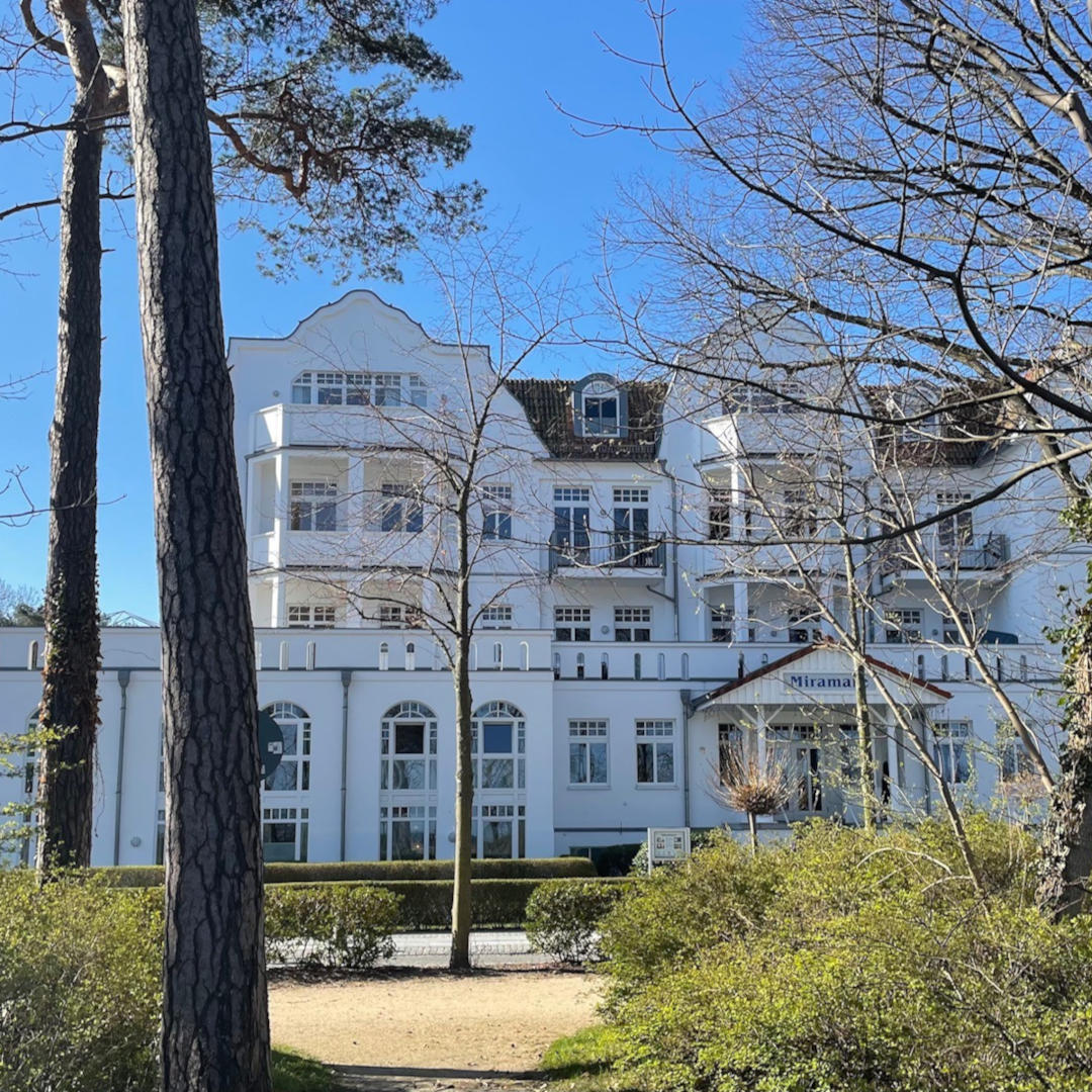 Sägeraues Fischgrätparkett aus Massivholz in der "Meerblick-Maisonette", Ostseebad Kühlungsborn