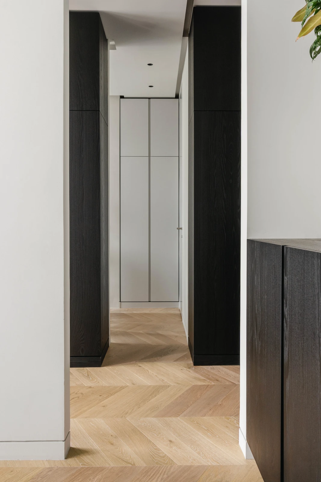 Französisches Fischgrät Clear White Sägerau Helles Chevron, Foto Giulia Maretti