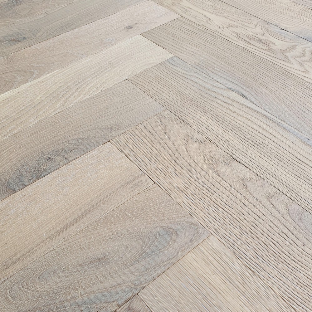 Fischgrät Eiche White Fog - Sortierung Robust ohne Fase Helles Fischgrätparkett Sonderaktion