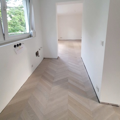 Französisches Fischgrät 60 °, Eiche massiv, Noblesse Polar White Chevron Massivholz, weißes Parkett