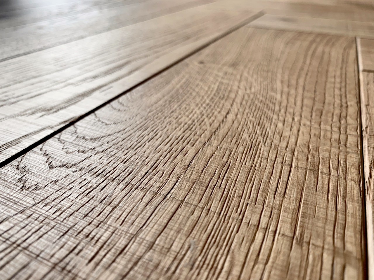 Sägeraues Fischgrät-Parkett aus massiver Eiche, Farbton Clear Fischgrät Sägerau Eiche