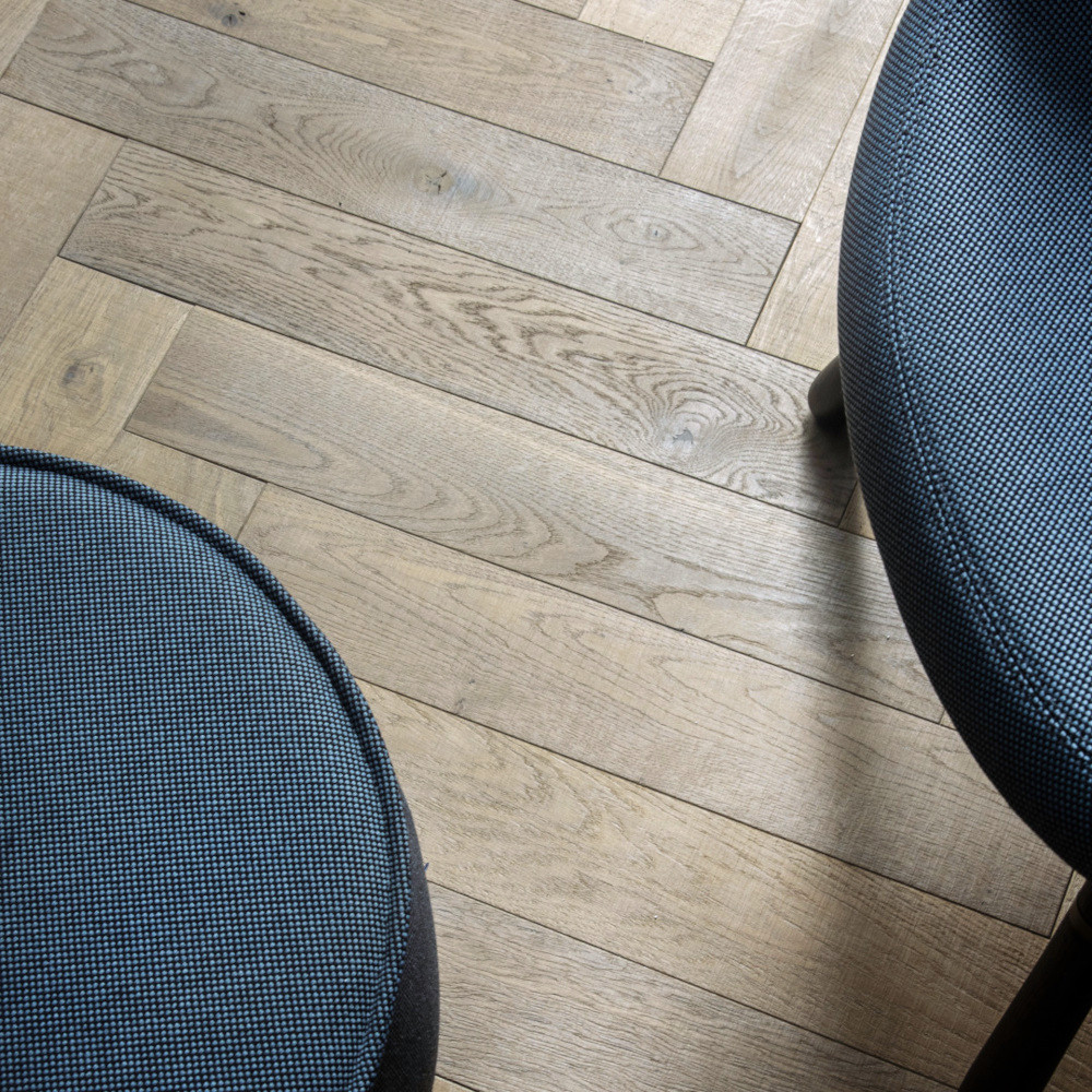 Fischgrät Eiche Cristal Grey - Sägerau Fischgrät Eiche Cristal Grey - Sägerau