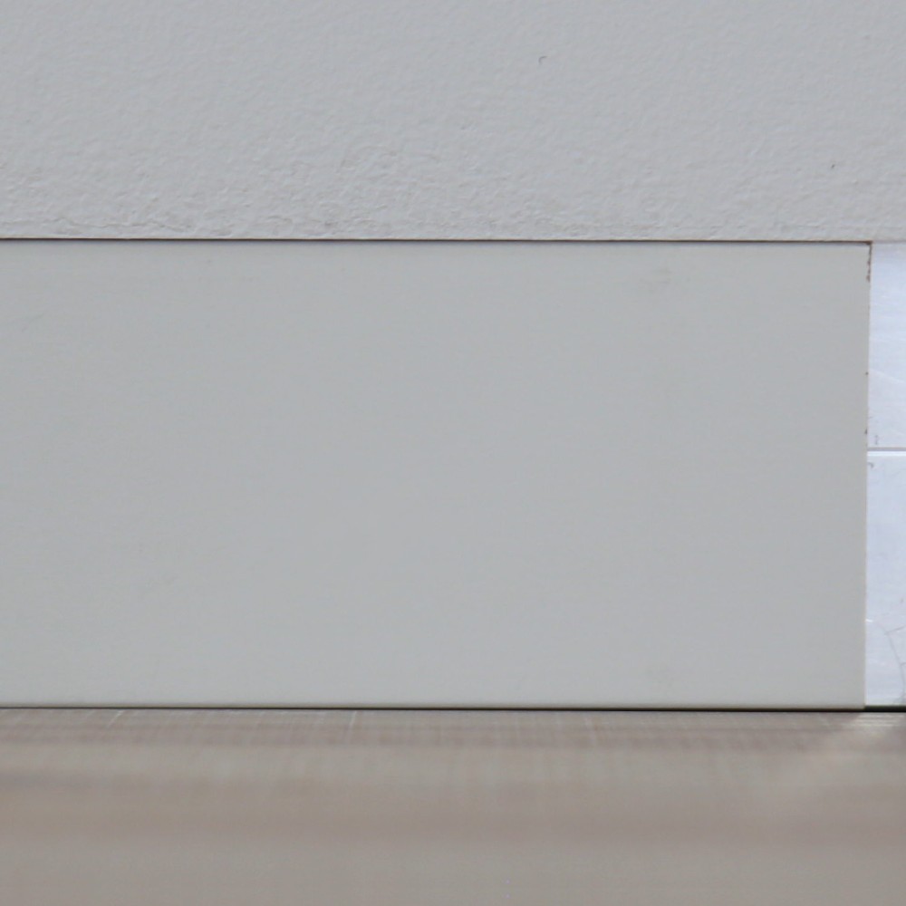 Sockelleiste Massivholz weiß lackiert RAL 9016, 60 x 10 mm Wandbündige Sockelleiste mit Metallprofil