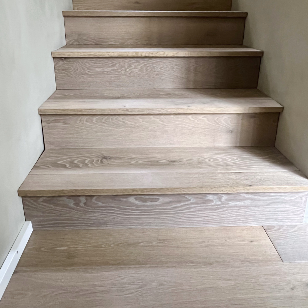 Treppenstufen Cristal Grey strukturiert Graubraune Treppenstufen Eiche