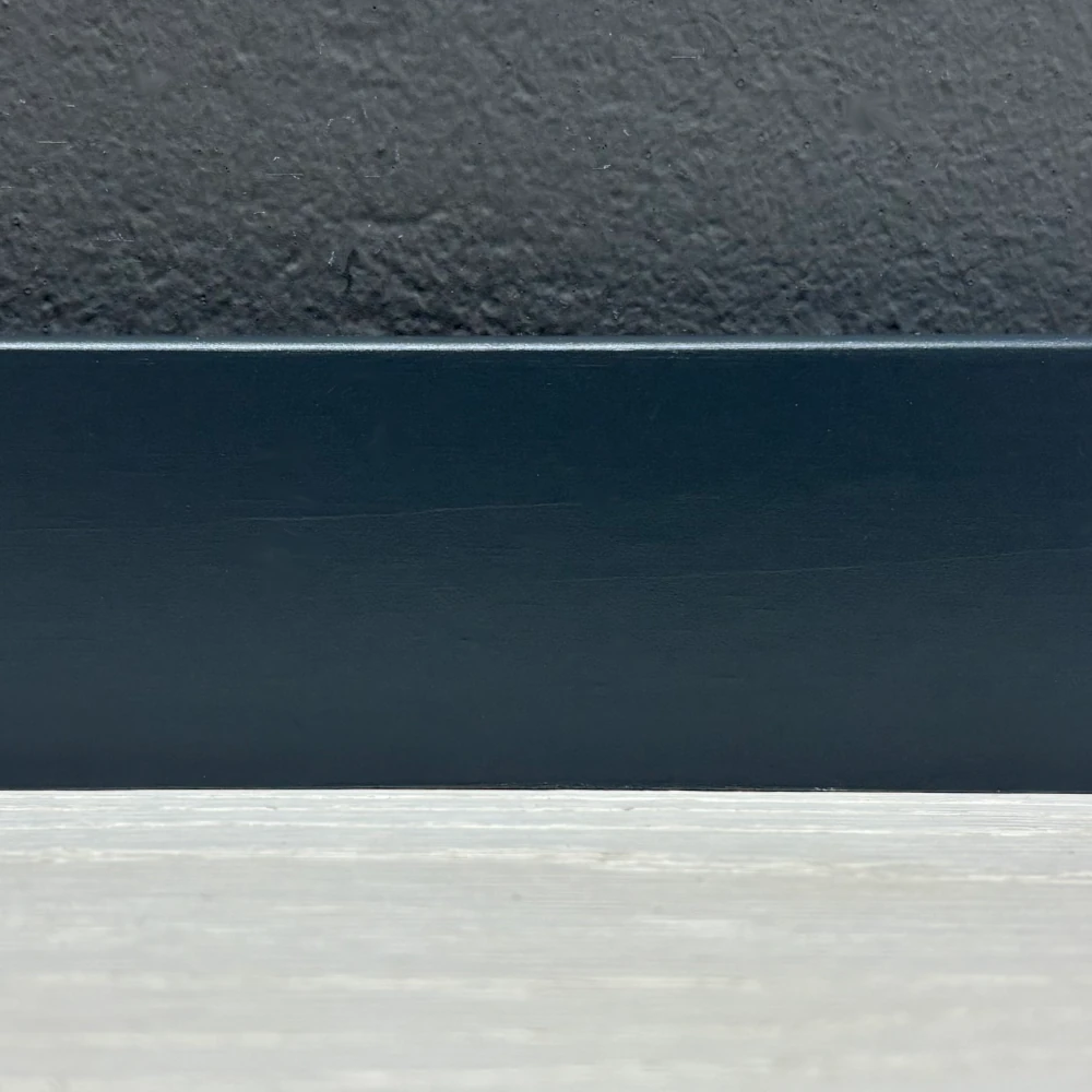 Sockelleiste Kiefer kantig - Anthrazit Sockelleiste Kiefer kantig - Anthrazit