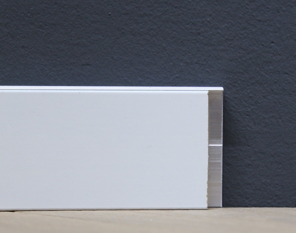 Sockelleiste MDF weiß lackiert RAL 9010, 60 x 10 mm Wandbündige Sockelleiste mit Metallprofil