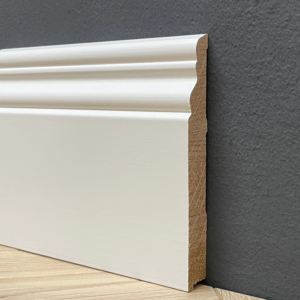 Hohe Sockelleiste mit Hamburger Profil