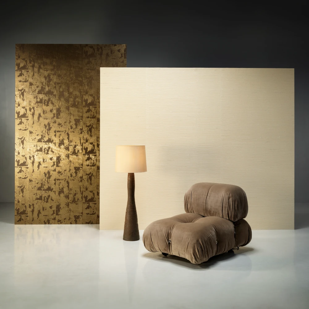 Agave – Natural – 90533/Glowing Patina – Chocolate – 90521 Exklusive Wandtapete mit Sessel und Lampe