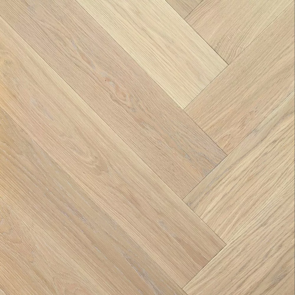 Helles Eichenparkett im Fischgrät -Muster