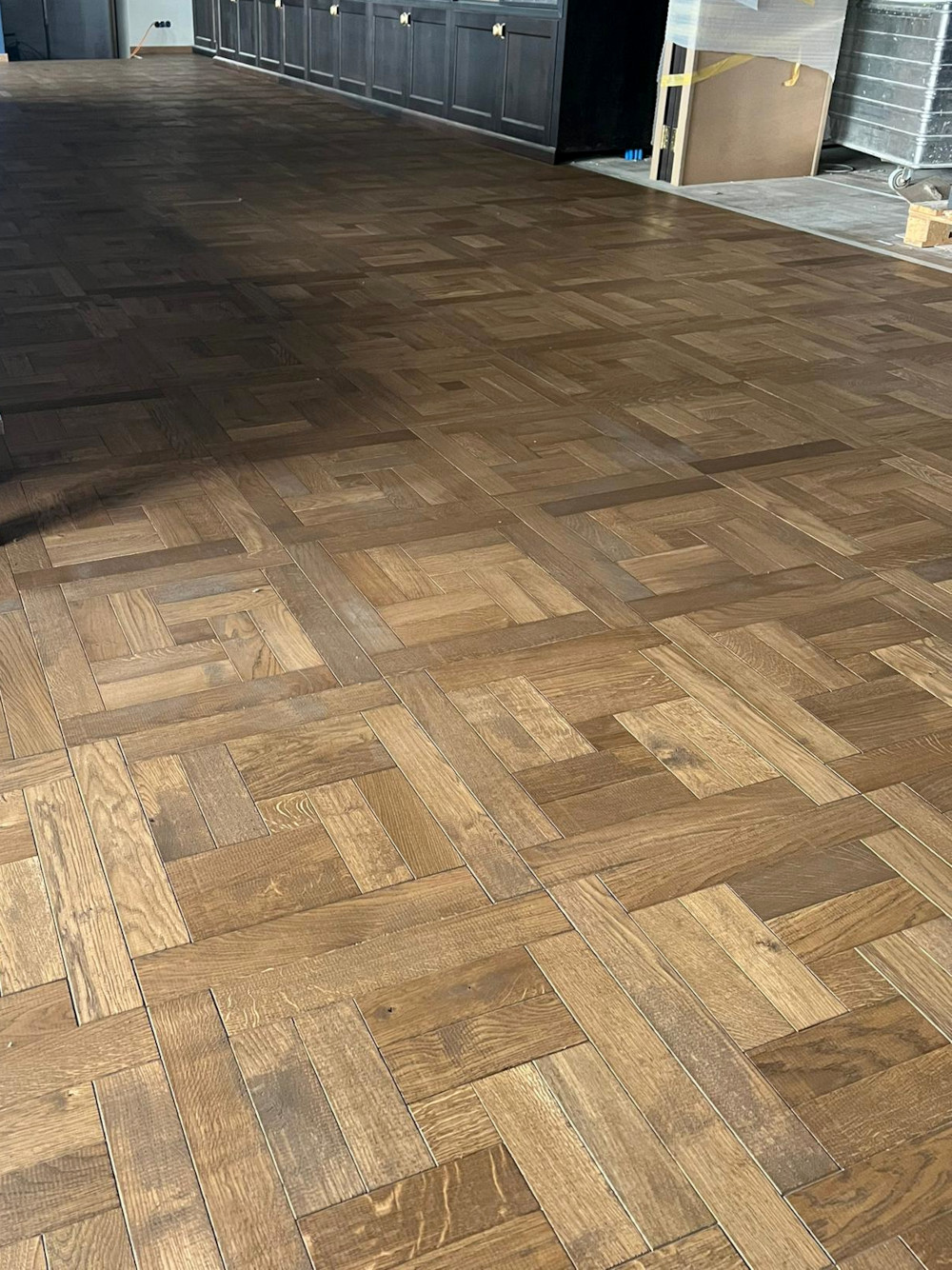 Tafelparkett London Walnut im Restaurant Röschtigrabe Schweiz