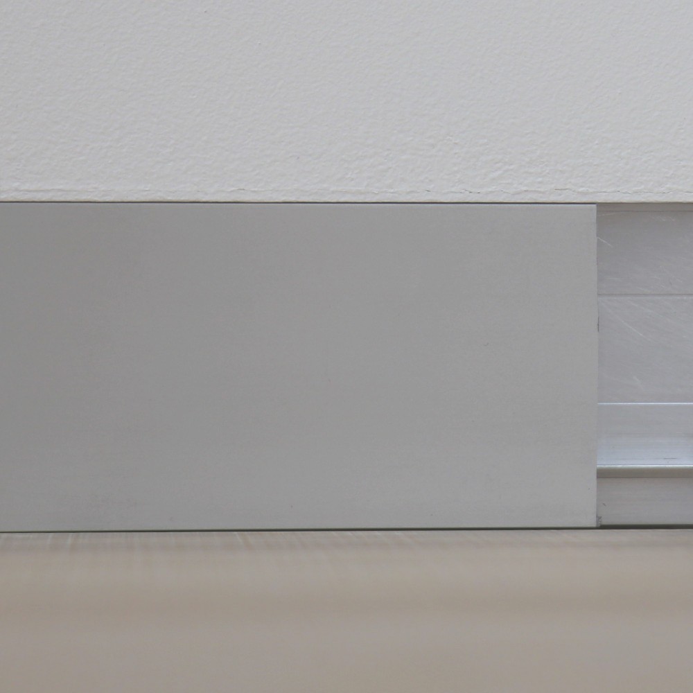 Wandbündige Sockelleiste ohne Schattenfuge Wandbündige Sockelleiste mit Metallprofil