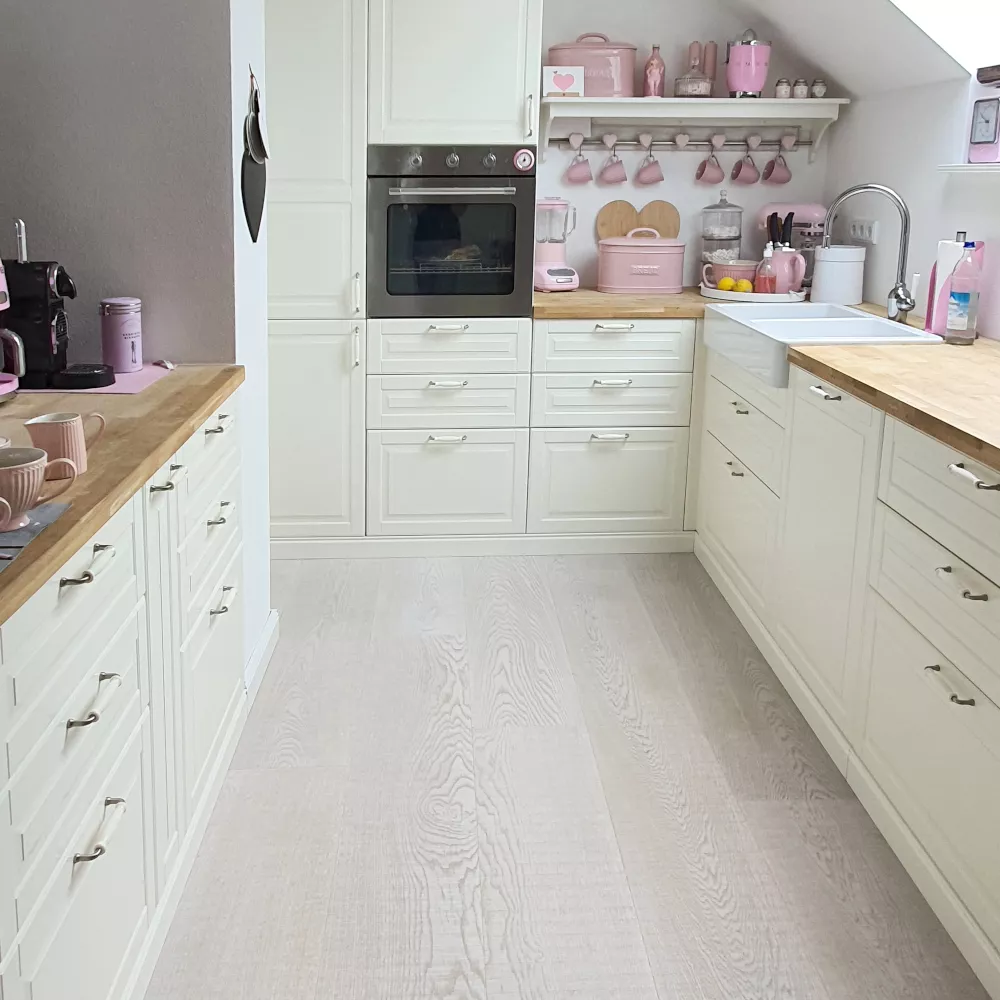 Breite Dielen, Landhausdielen, weiße Dielen in der Küche