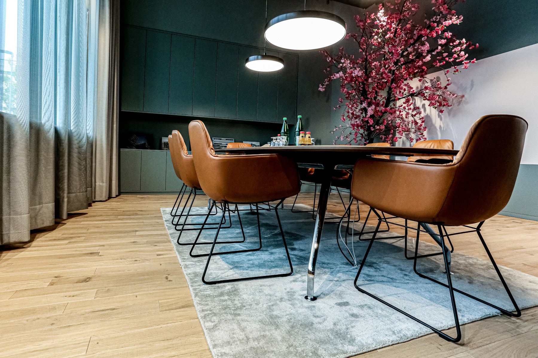 Massivholzdielen Eiche Clear White Sägerau im "SkyAngle"-Gebäude Kurzdielen Eichendielen