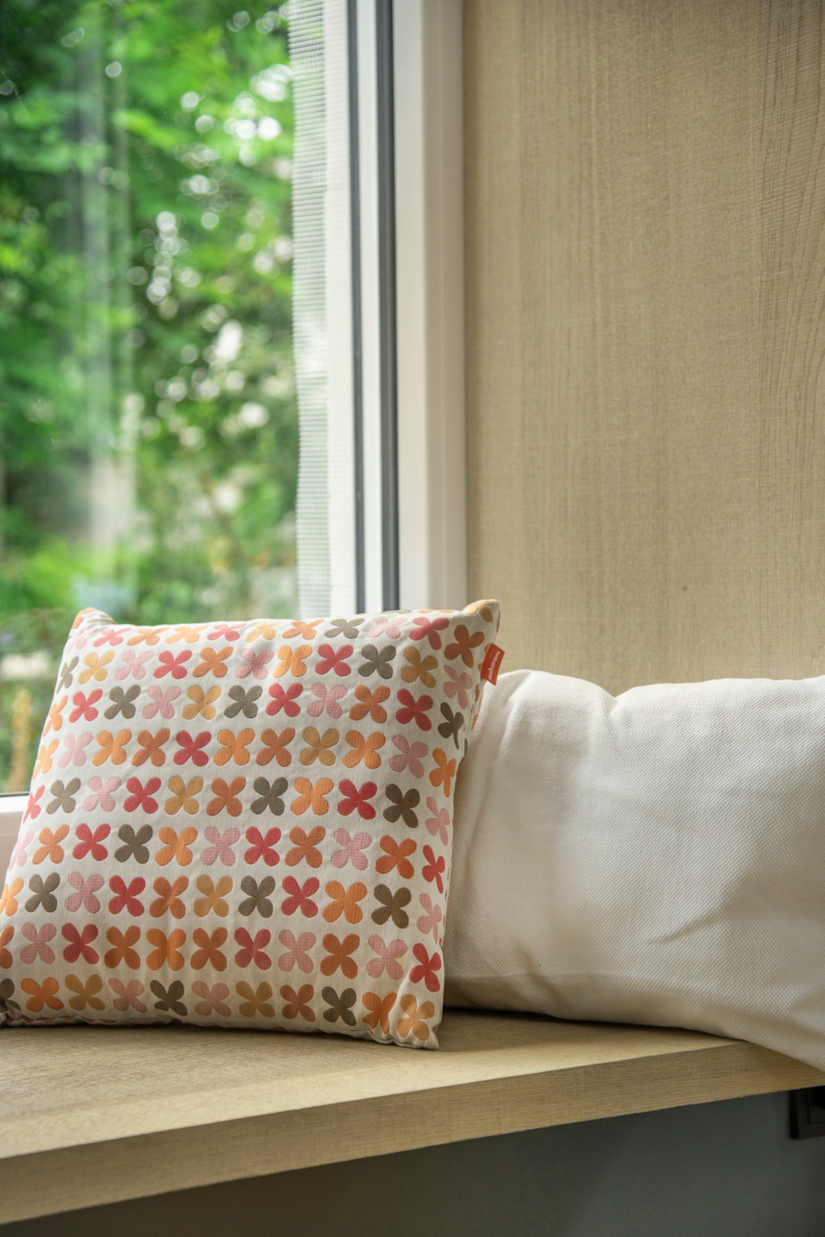 Fischgrät Cristal Grey Sägerau mit passendem Sitzfenster Eiche angeräuchert grau-braun