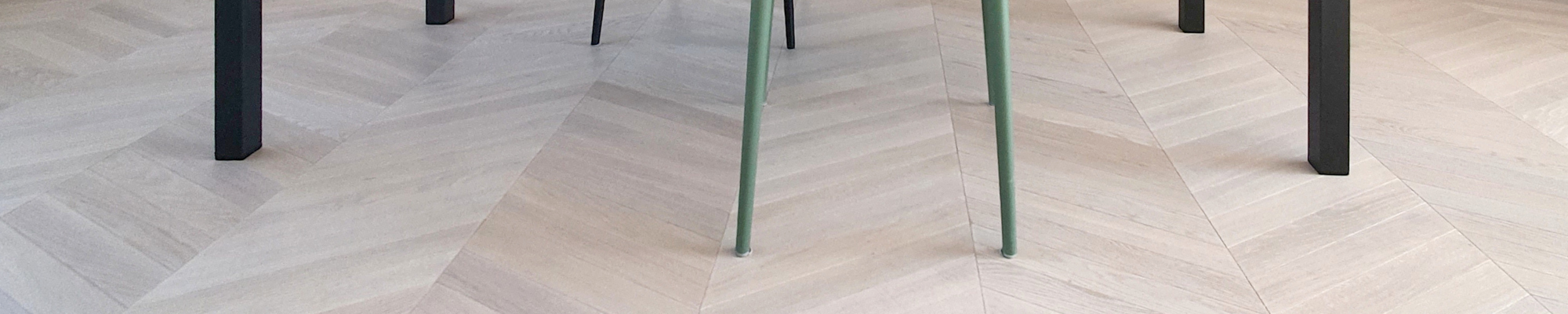 Französisches Fischgrät 60 °, Eiche massiv, Noblesse Polar White Chevron Massivholz, weißes Parkett