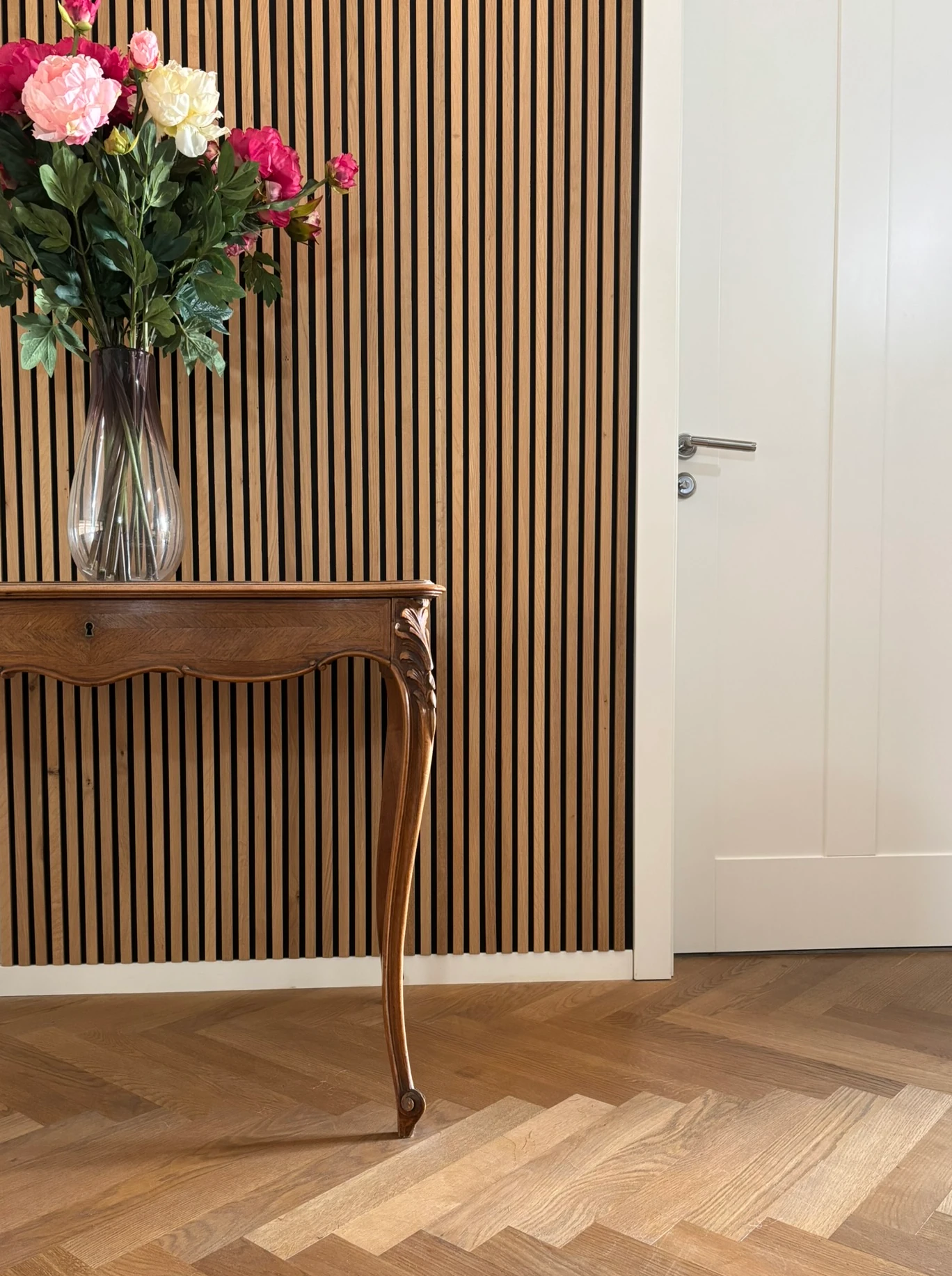 Akustikpaneele Wildeiche & Eiche, natur Akustikpaneel aus massiver Eiche, natur im Raum