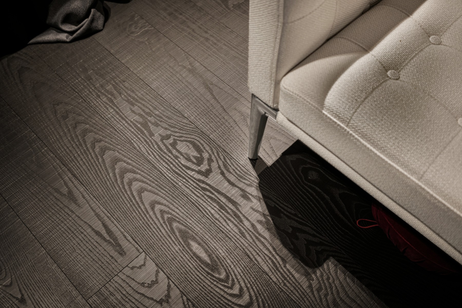 Dielen Esche schwarz sägerau Dunkles Eschenparkett sägerau Wohnzimmer