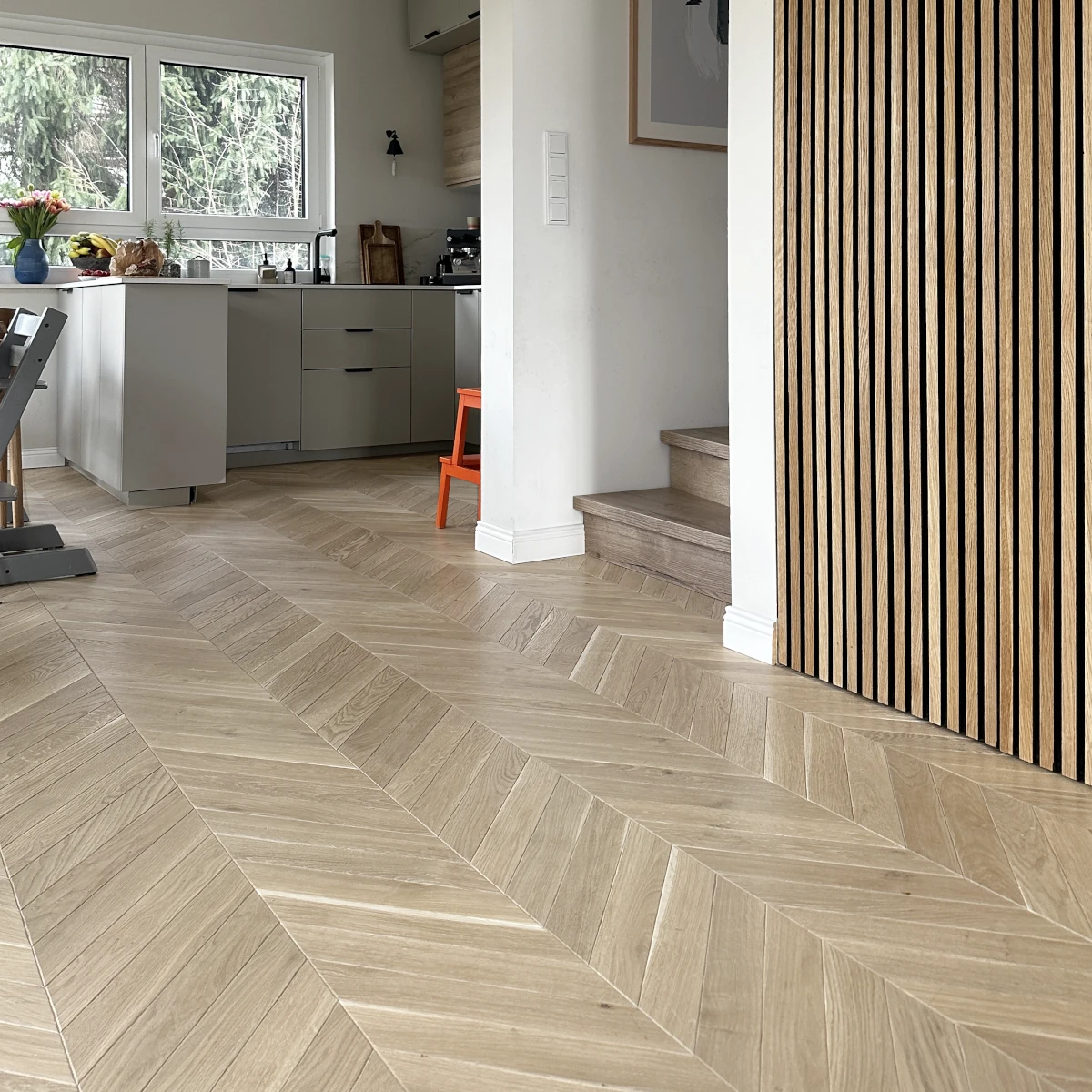 Französisches Fischgrät-Parkett Eiche Antik Creamy Horse Chevron Antikparkett