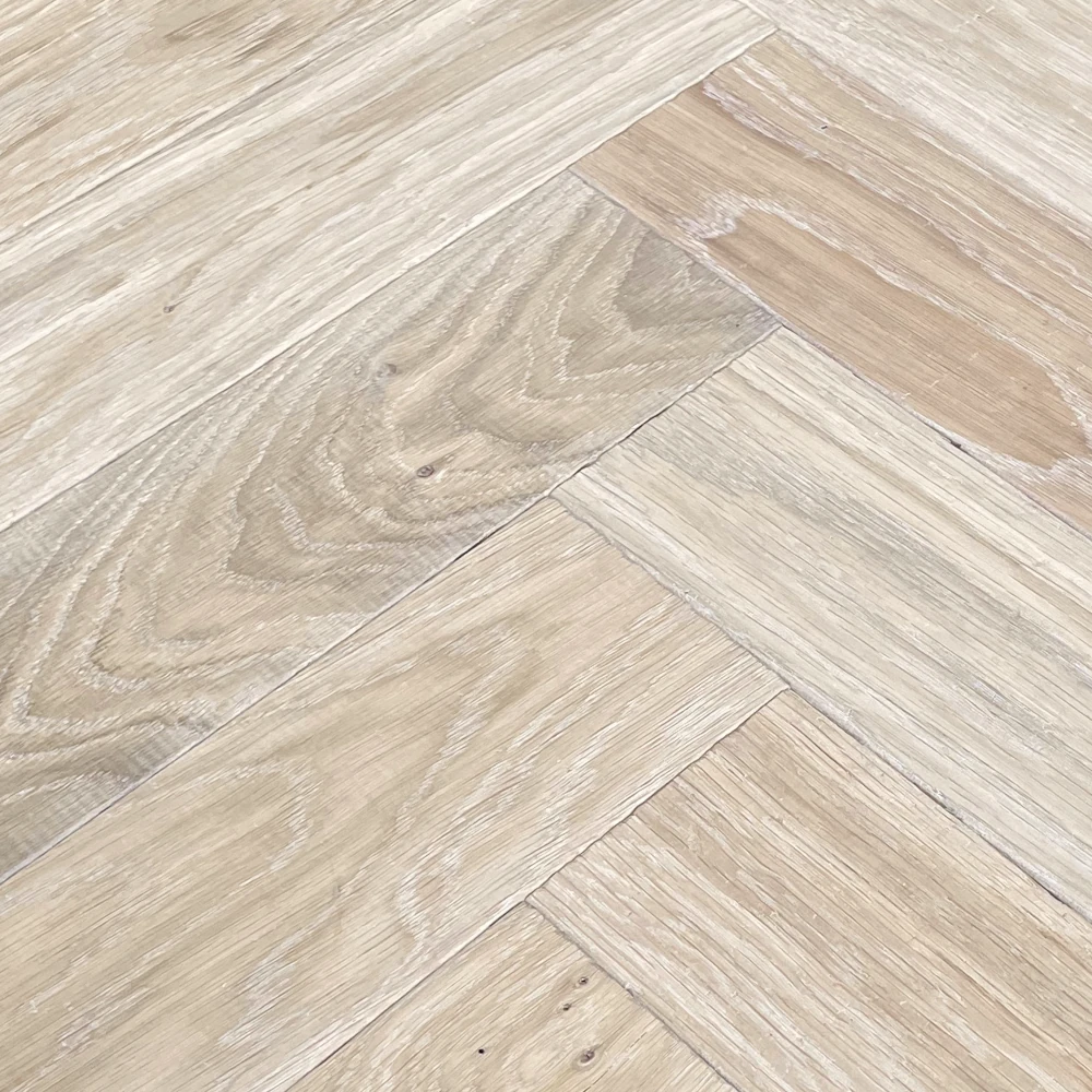 Eiche Antik Wild Horse Creamy Helles Massivholzparkett als klassisches Fischgrät