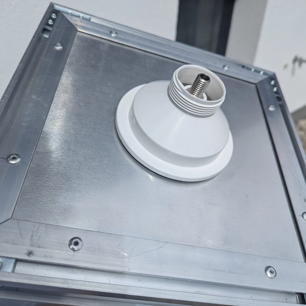 Schmutzfangbecken für bodenebene Sauberlaufmatte - Aluminiumwanne mit Abfluss für den Außenbereich Schmutzfangbecken für bodenebene Sauberlaufmatte - Aluminiumwanne mit Abfluss für den Außenbereich
