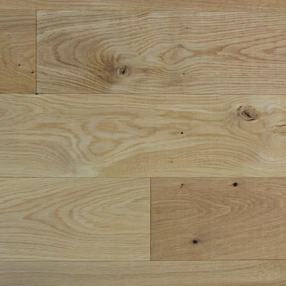 Robuster Massivholzboden hell braun