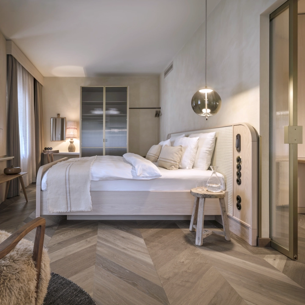 Französisches Fischgrätparkett Eiche Tonka, Superior Suite "Kornspeicher", Copyright Platzl Hotel Inselkammer KG Chevron Räuchereiche München Hotel Pfistermühle