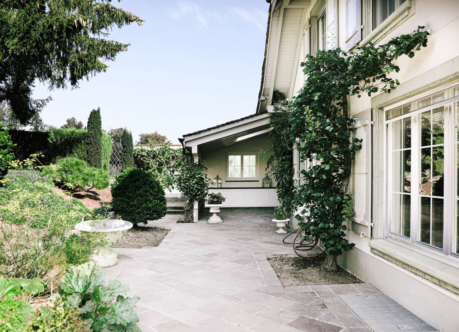 Schweizer Villa - Außenansicht Fischgrät weiß