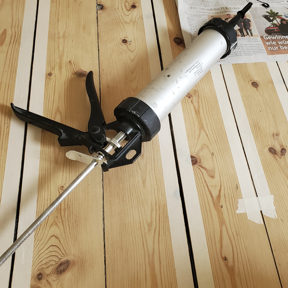 Einsatz von Woodflex Schwarz als Fugenfüller bei aufgearbeitetem Dielenboden Altbausanierung