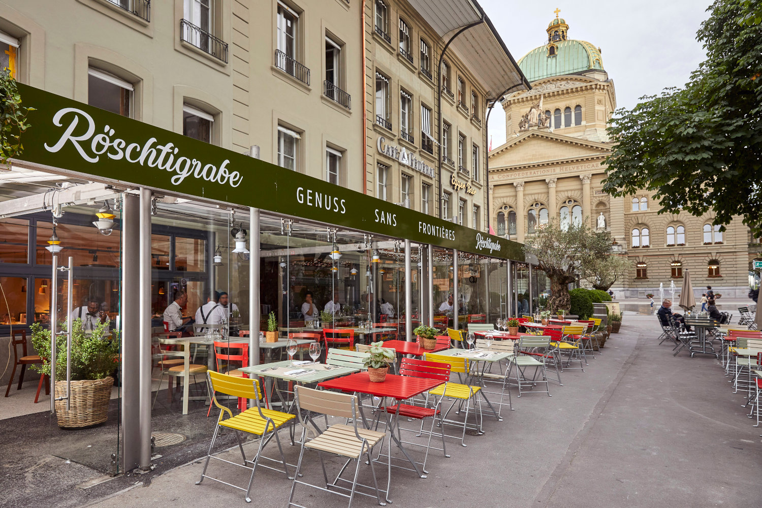 Tafelparkett London Walnut im Restaurant Röschtigrabe Schweiz