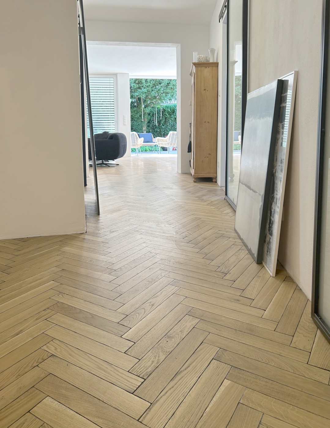 Massivholzparkett mit farblich abgesetzten Kanten