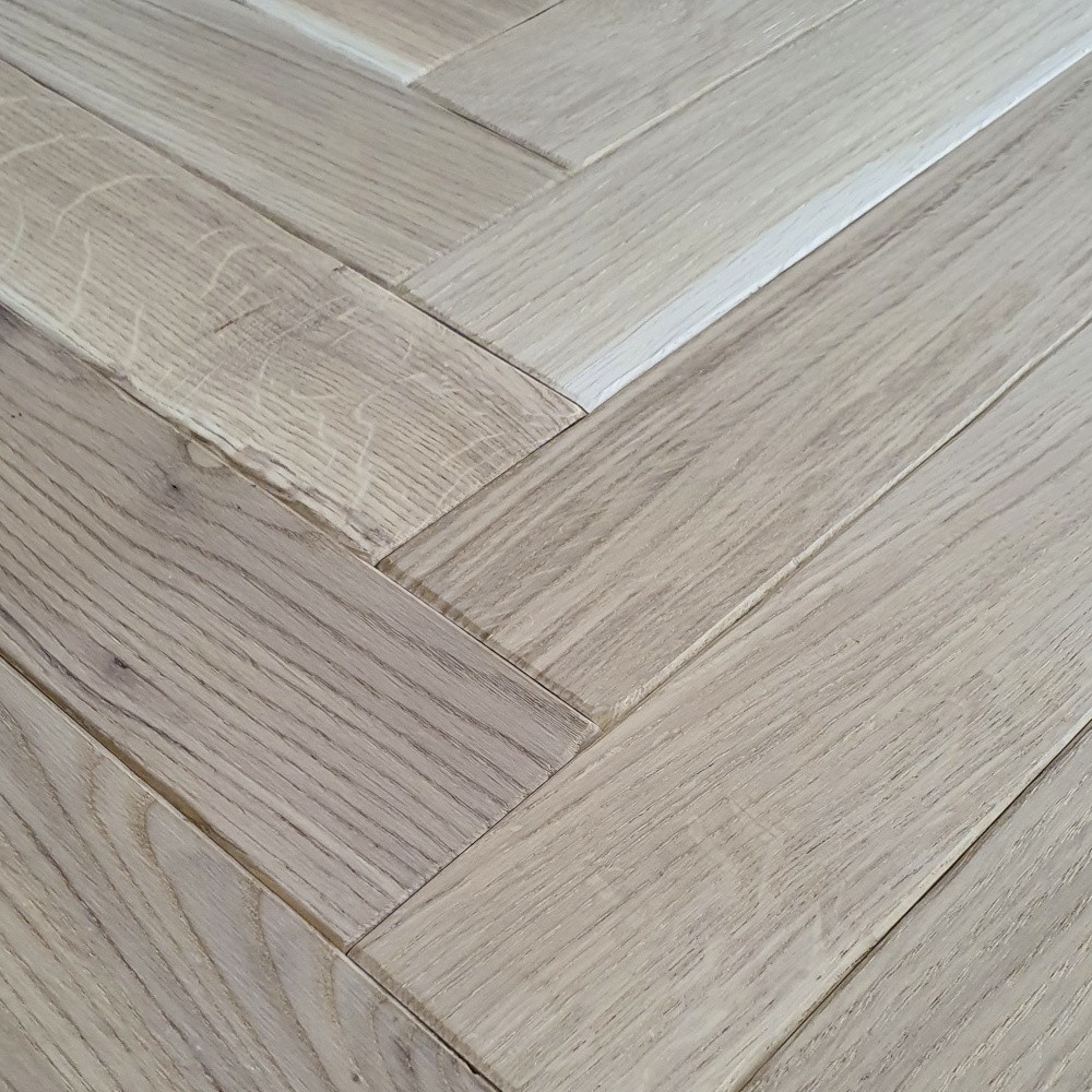 Fischgrät Eiche Antik Creamy Horse, White Fog Helles Fischgrätparkett mit Antik-Look