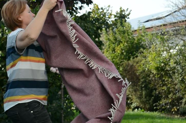 Vor dem Waschen die Wolldecke gut ausschütteln Pflege Schurwoll-Decke
