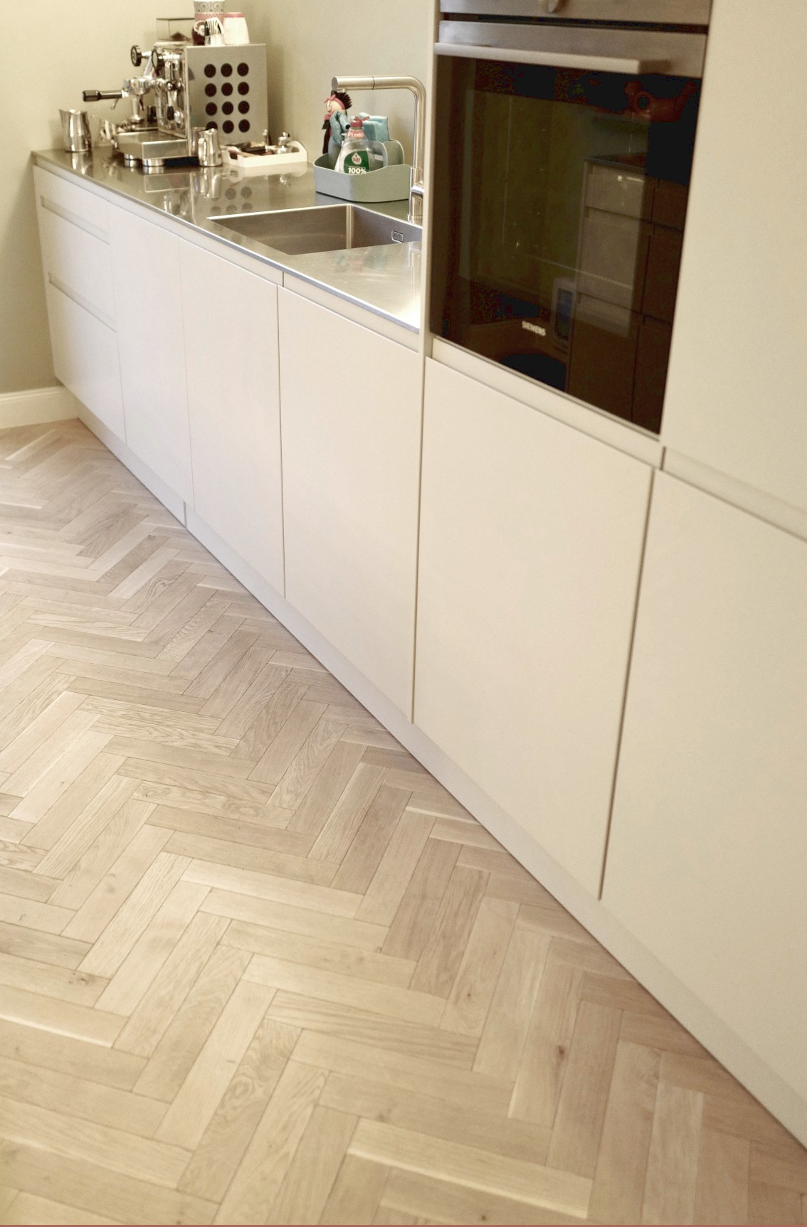 Fischgrät Eiche Creamy Horse Fischgrätparkett antik hell Küche