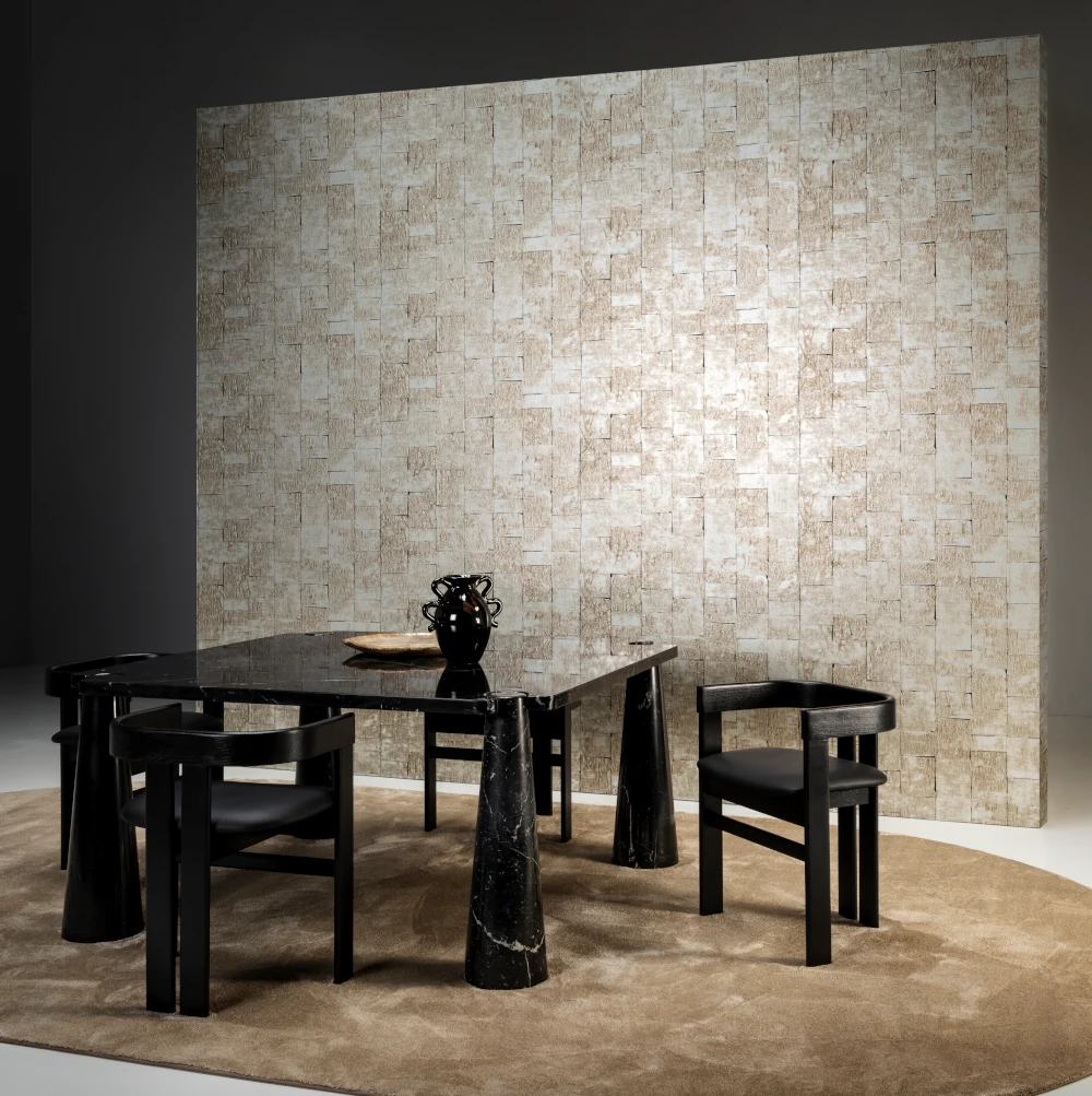Boutique Gilded Heritage – Antique Silver – 90501 Exklusive Wandtapete mit Tisch und Stühlen