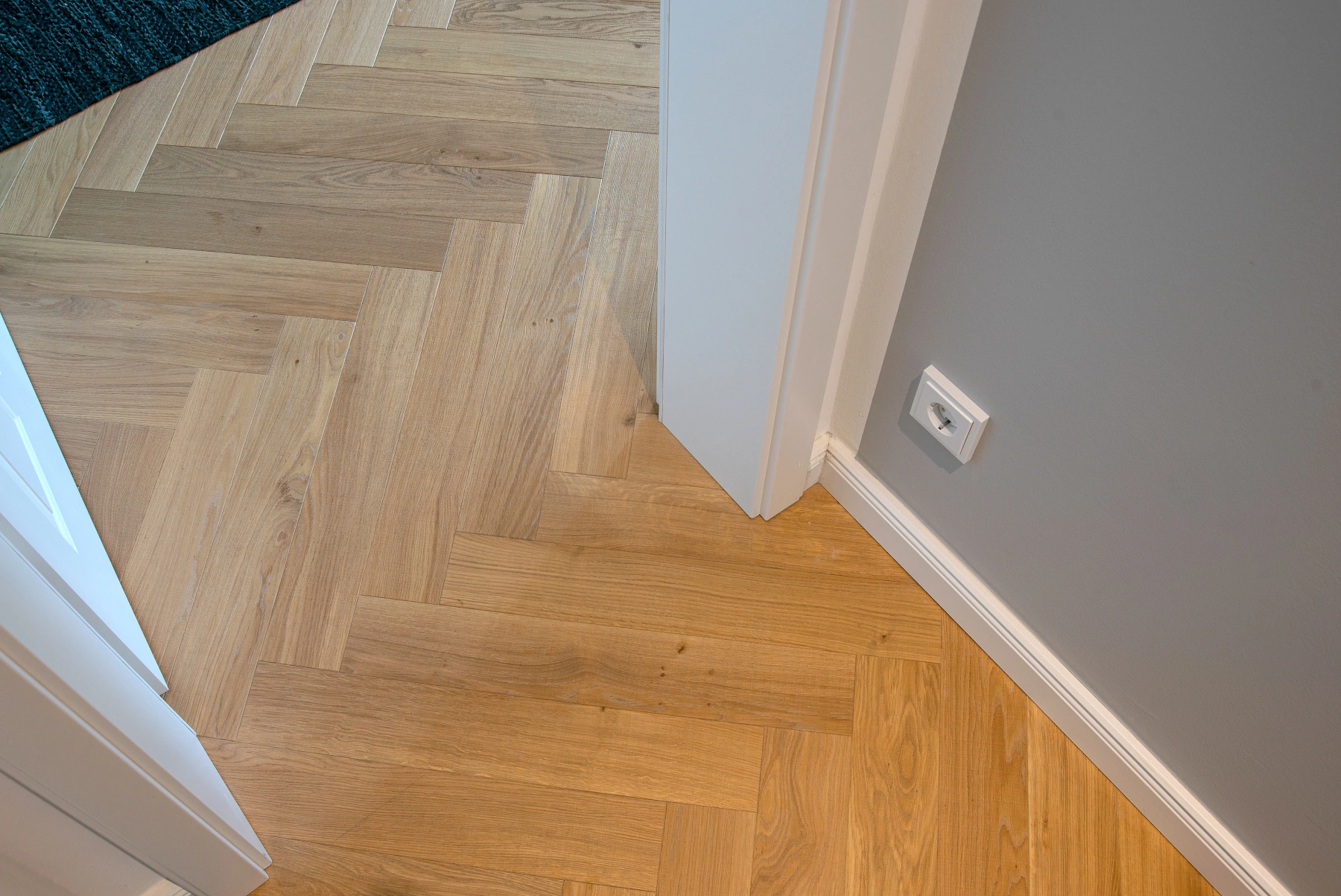 Fischgrät Sägerau Clear White, Eiche massiv Massivparkett, helles Fischgrätparkett