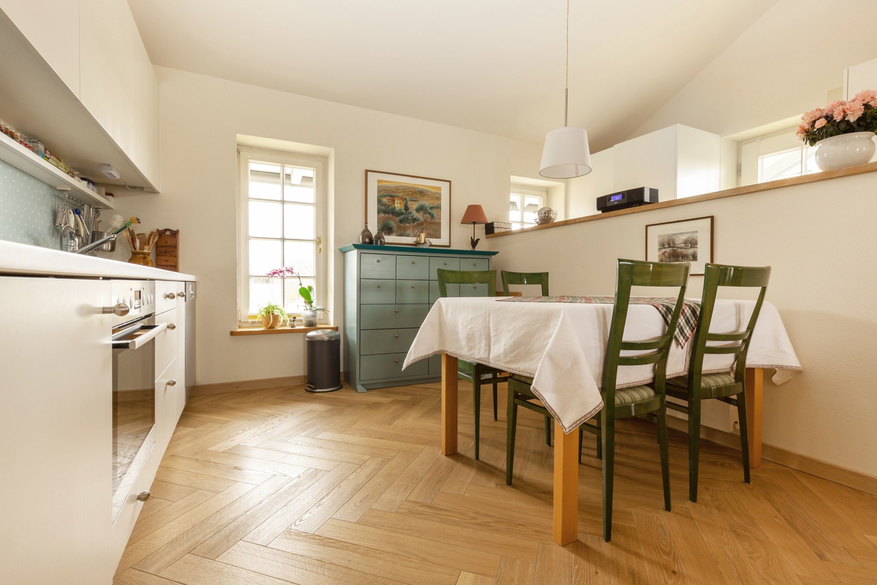 Fischgrät Eiche Clear White Helles Fischgrät Parkett in der Küche