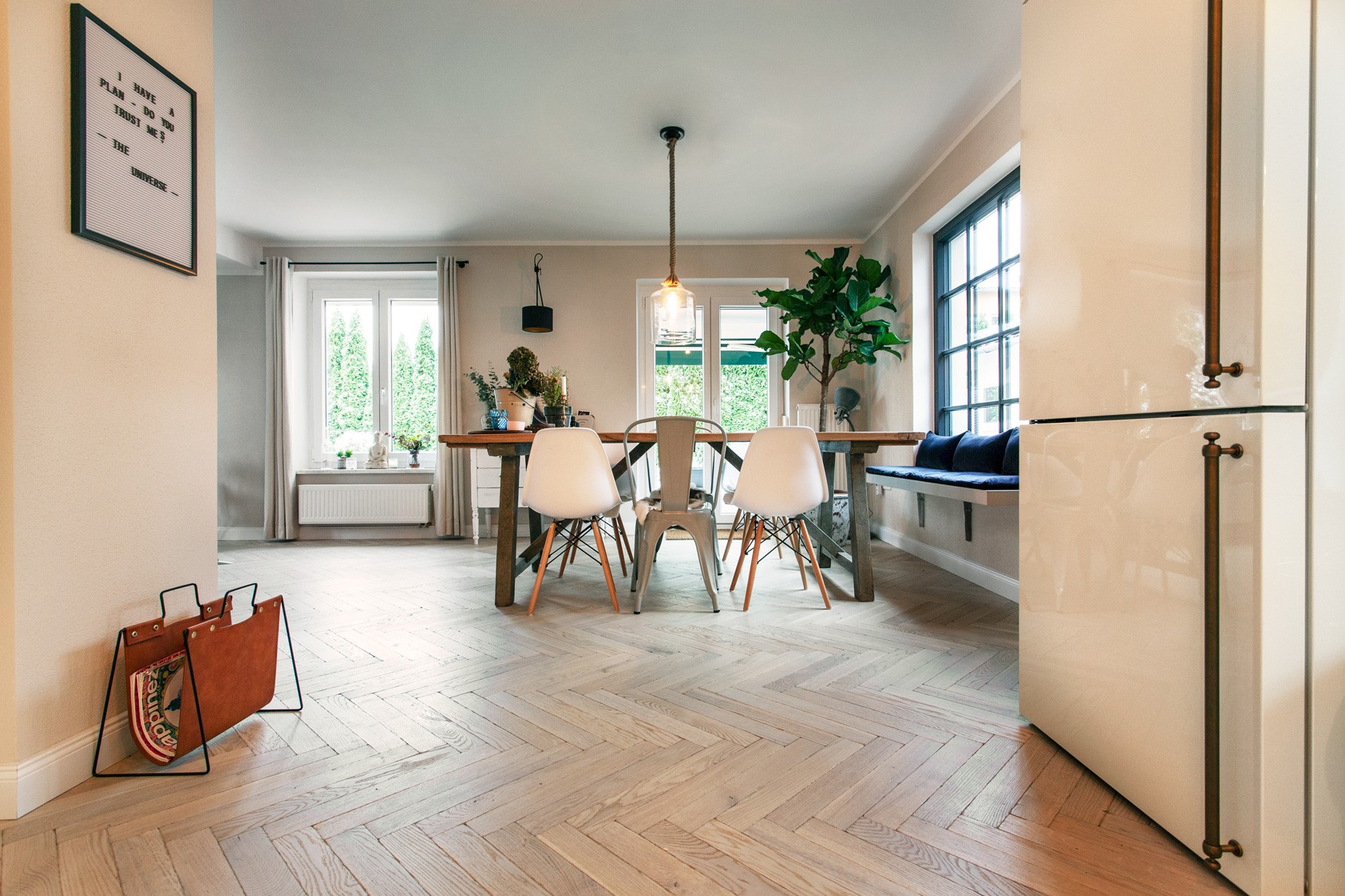 Fischgrät Eiche Antik Creamy Horse im sanierten Landhaus Helles Fischgrätparkett im Esszimmer
