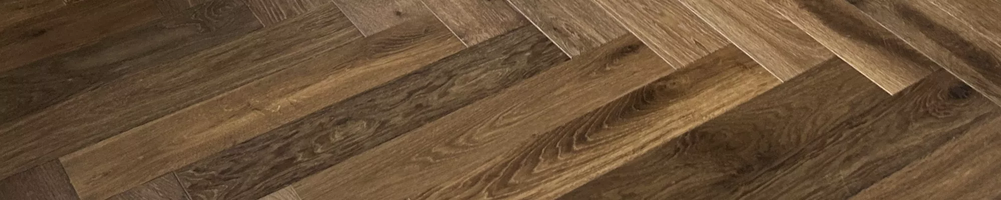 Dunkles Fischgrätparkett