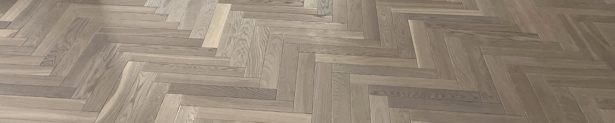 Fischgrät Parkett Antik Smoky Horse - Silk Grey Klassisches Fischgrätparkett, Antikparkett